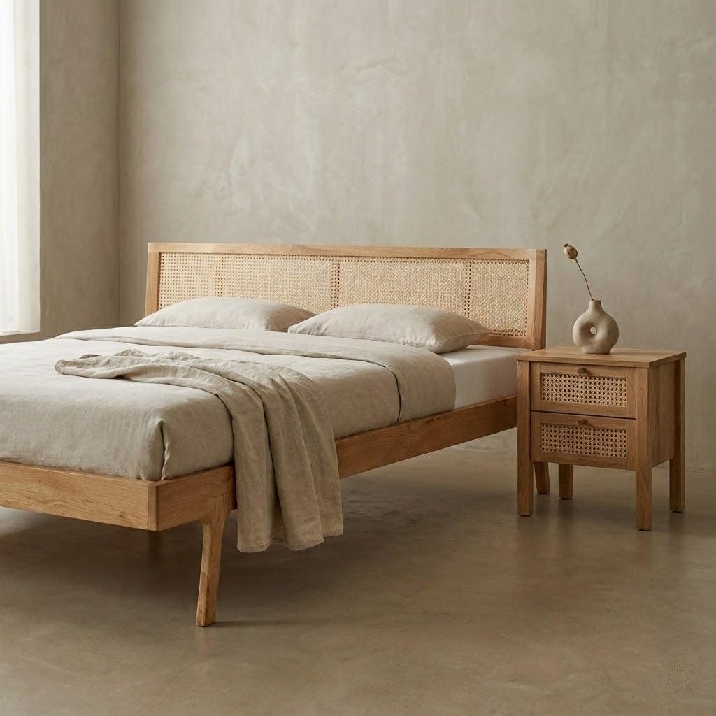 Balder snedker sengeramme i massiv egetræ og fransk naturflet fra Organic Sleep