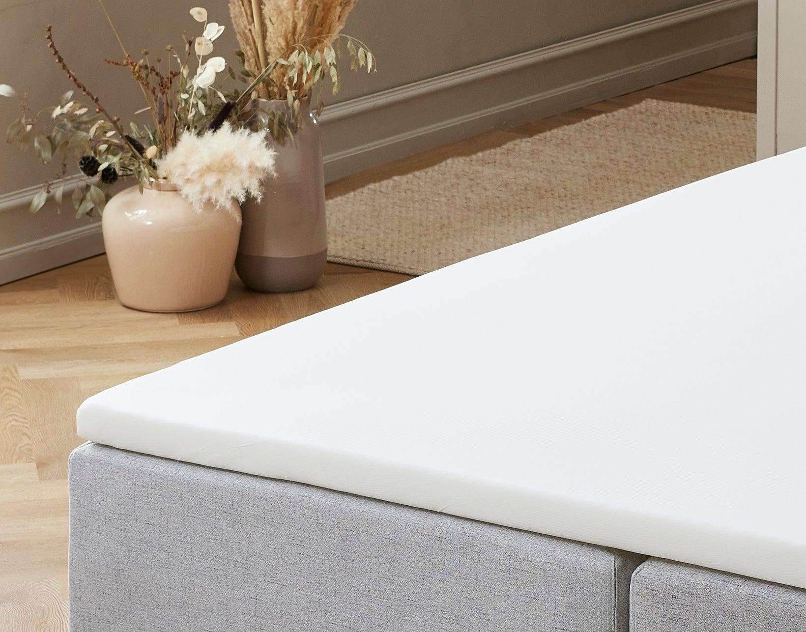 Komfort Topmadras fra Sengefabrikken i 90x200 cm med lyst betræk