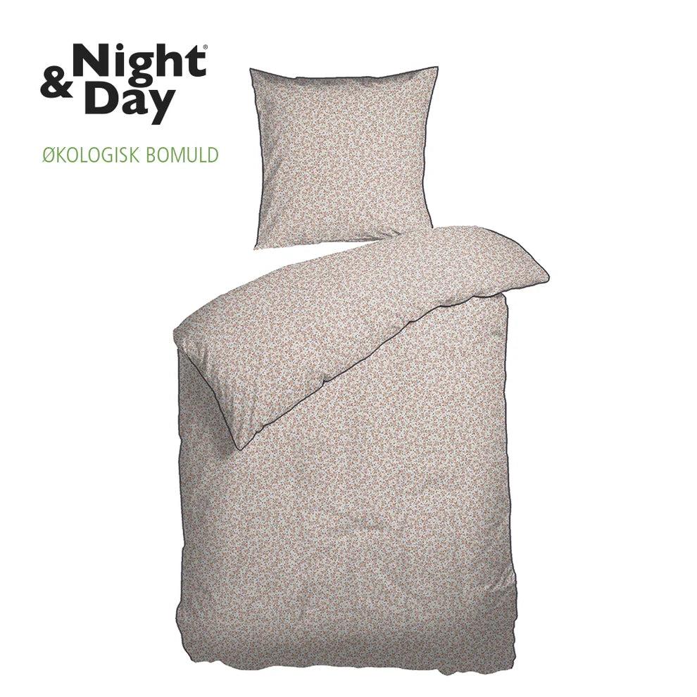 Night & Day MINNIE sengetøj i terracotta – økologisk bomuldssatin med nordisk blomsterdesign